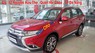 Mitsubishi Outlander 2018 - Bán Mitsubishi tại Quảng Nam, giá tốt 807tr, hỗ trợ vay nhanh, xe màu đỏ, LH  0905.59.60.67 Quang