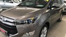 Toyota Innova 2.0V 2017 - Cần bán Toyota Innova 2.0V sản xuất 2017, màu xám, giá 890tr