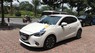 Mazda 2 2016 - Cần bán lại xe Mazda 2 sản xuất năm 2016, màu trắng, 565tr