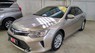 Toyota Camry 2.0E 2015 - Cần bán Toyota Camry 2.0E 2015, màu vàng đồng, mới đi 14.000km, xe cũ giá tốt nhất