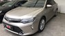 Toyota Camry 2.0E 2018 - Bán xe Toyota Camry 2.0E đời 2018, màu nâu vàng, xe đẹp như mới, giá thương lượng với khách hàng thiện chí mua xe