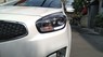 Kia Rondo G 2017 - Cần bán gấp Kia Rondo 2017 màu trắng Ngọc Trinh, tự động full options