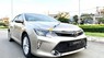 Toyota Camry 2.0 2018 - Bán Toyota Camry 2.0 năm sản xuất 2018, màu kem (be) số tự động, giá 895tr