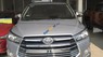 Toyota Innova 2.0E 2017 - Cần bán gấp Toyota Innova 2.0E sản xuất 2017, màu bạc số sàn
