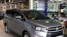 Toyota Innova E 2017 - Cần bán gấp Toyota Innova E năm 2017, màu bạc xe gia đình