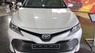 Toyota Camry 2.0G 2019 - Bán ô tô Toyota Camry 2.0E  màu trắng ngọc trai giao ngay