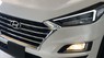 Hyundai Tucson 1.6 Turbo 2020 - Hyundai Huế - Bán gấp chiếc Hyundai Tucson 1.6 Turbo 2019, màu trắng, 912 triệu