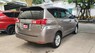 Toyota Innova 2.0E 2017 - Xe Toyota Innova 2.0E sản xuất 2017, màu vàng số sàn, giá chỉ 640 triệu