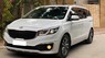 Kia Sedona 2017 - Nhà cần bán xe Kia Sedona 2017, màu trắng, giá chỉ 863 triệu