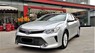 Cần bán xe Toyota Camry 2.0E 2015 màu bạc, xe đẹp đi kĩ, chính hãng Toyota Sure