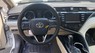 Toyota Camry 2020 - Màu trắng, đăng ký 2021 cá nhân mới đi 17.000 km, đẹp nguyên bản