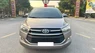 Toyota Innova 2.0E 2017 - Cần bán gấp Toyota Innova 2.0E 2017, màu xám